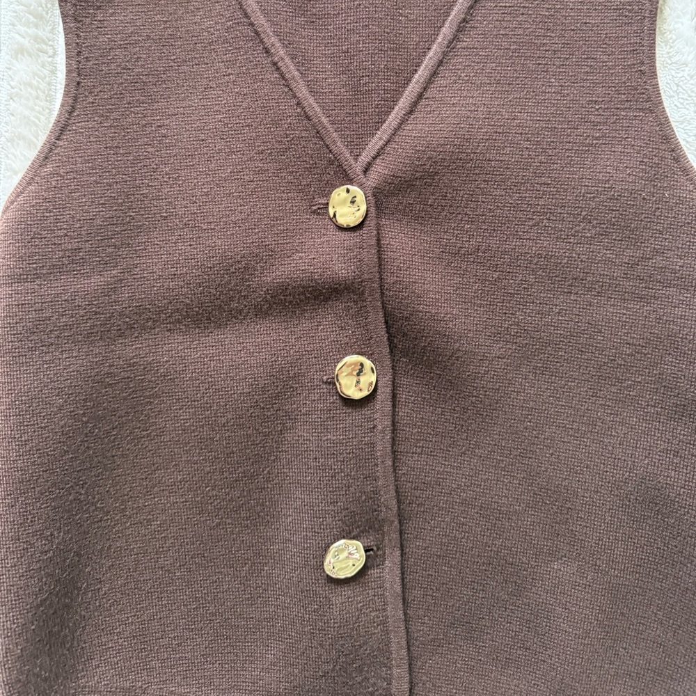 Abercrombie LuxeLoft V-Neck Vest - Picture 7 of 8